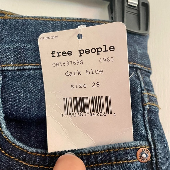 Free People Women’s Jeans. Short length. Size 28 Short. Blue. Knee holes. New. - Picture 3 of 5